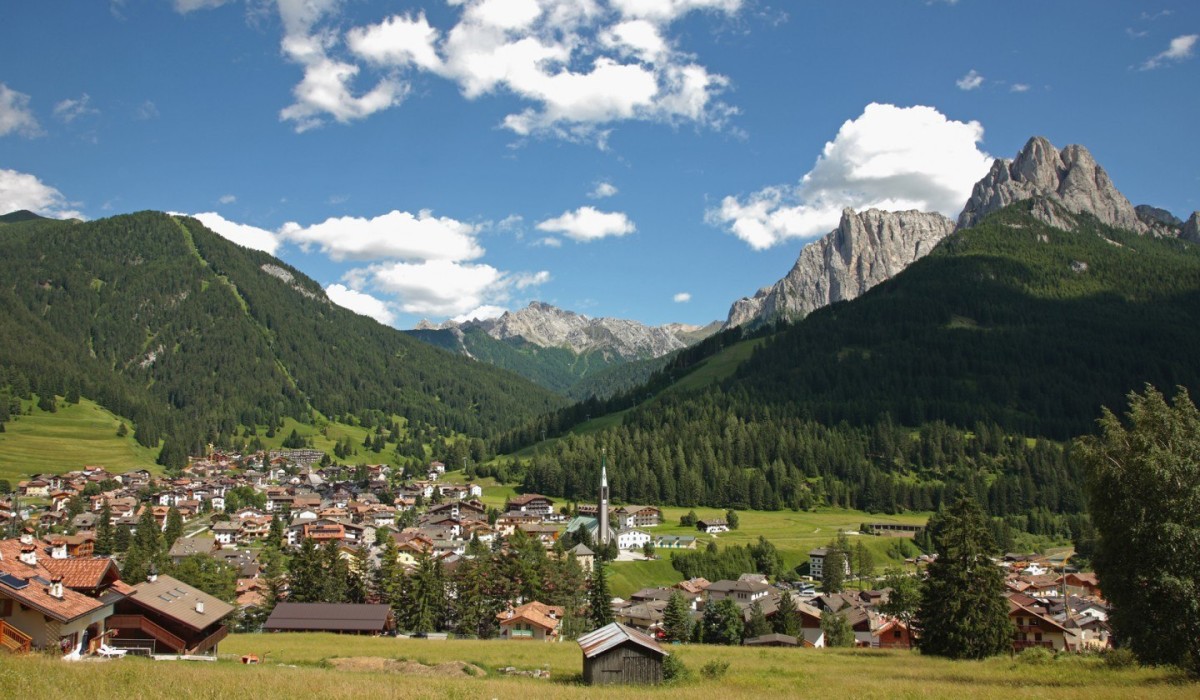 Hotel Monzoni - Extraordinary scene of Pozza di Fassa on a beautiful sunny day