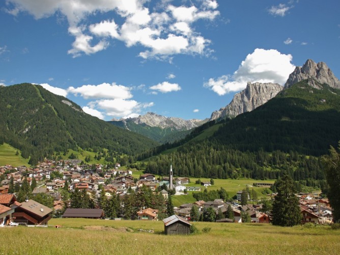 Hotel Monzoni - Extraordinary scene of Pozza di Fassa on a beautiful sunny day