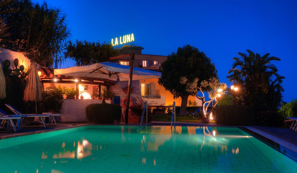 Hotel La Luna - Hotel La Luna night swimming pool