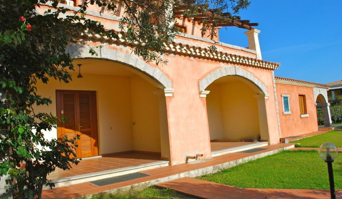 Appartamenti Vecchio Stazzo - San Teodoro Apartments, patio equipped with tables and chairs