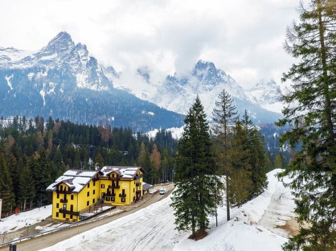 Hotel Fratazza - External panorama of the hotel with a snowy landscape