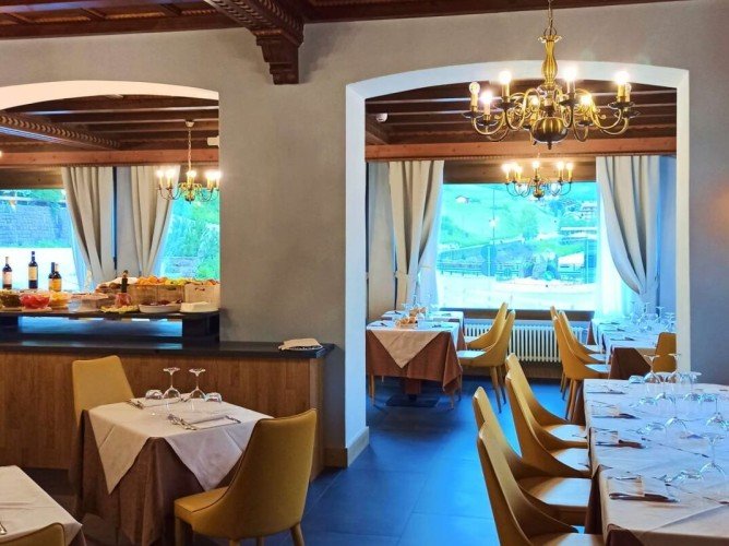 Hotel Monzoni - Bright and panoramic restaurant of the hotel