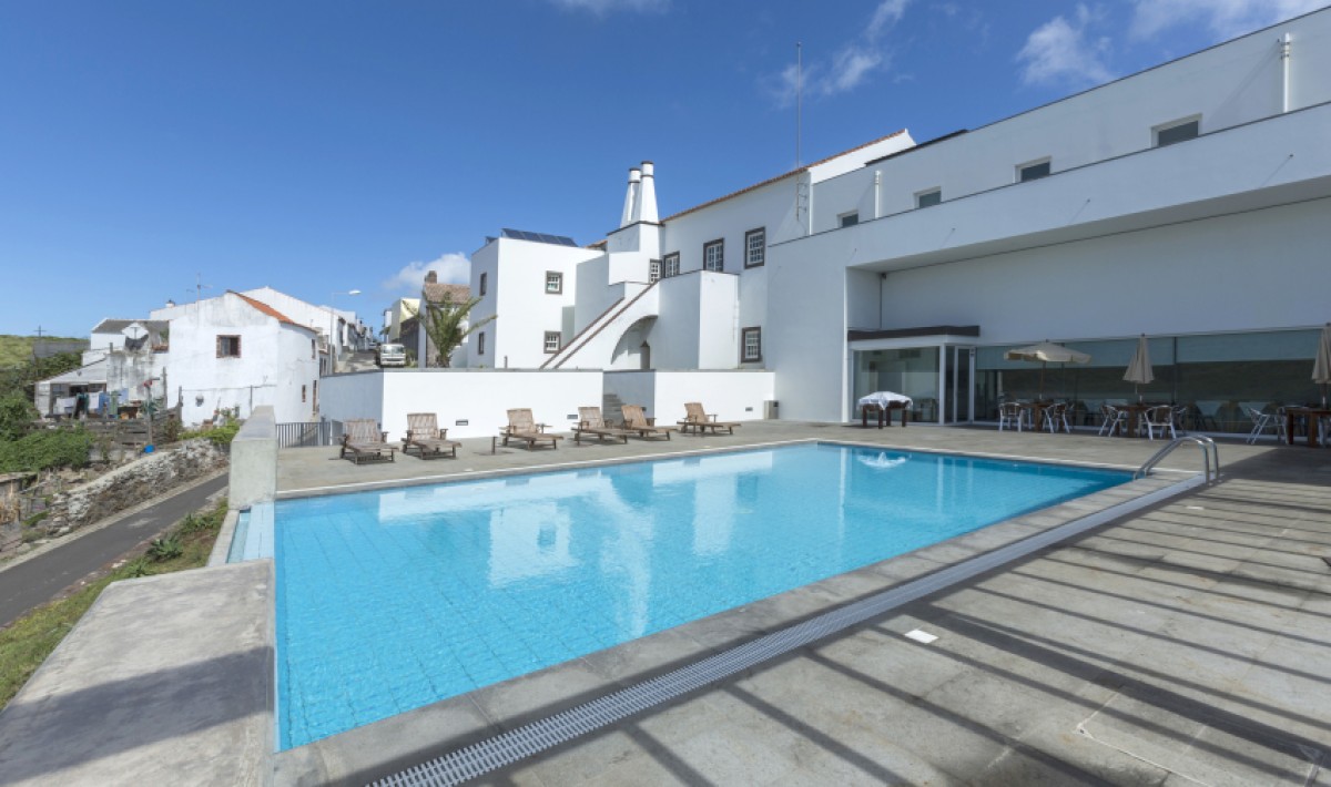 Azores Youth Hostels - Equipped solarium by the pool