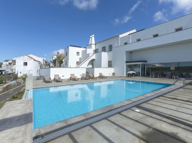 Azores Youth Hostels - Equipped solarium by the pool