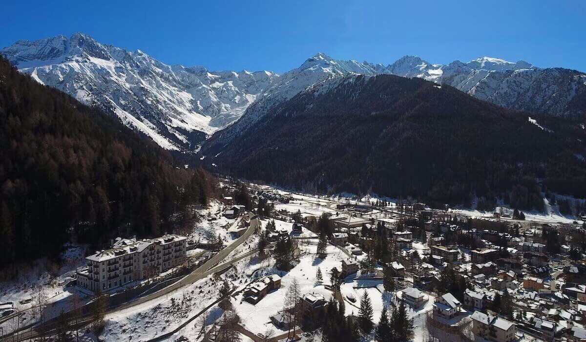 Palace Resort Pontedilegno - View of the hotel and the valley from the drone