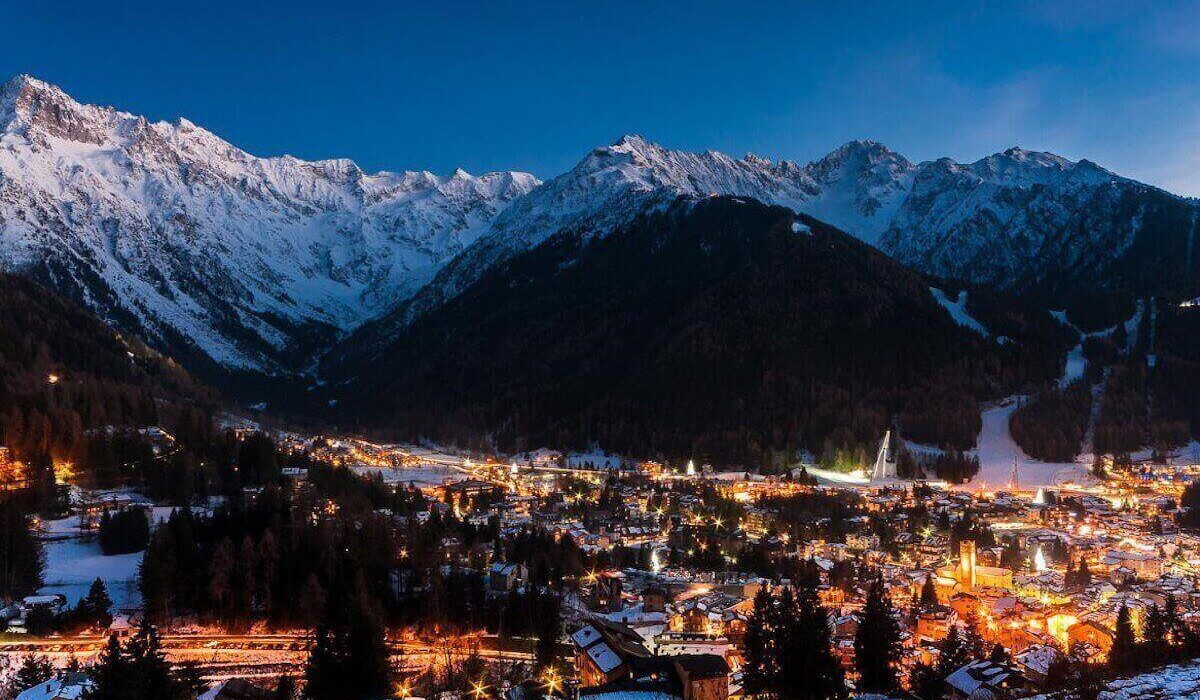 Palace Resort Pontedilegno - Night view of the valley