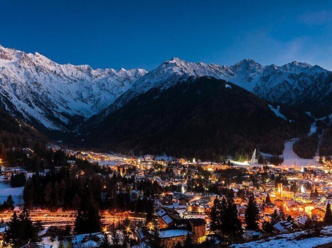 Palace Resort Pontedilegno - Night view of the valley