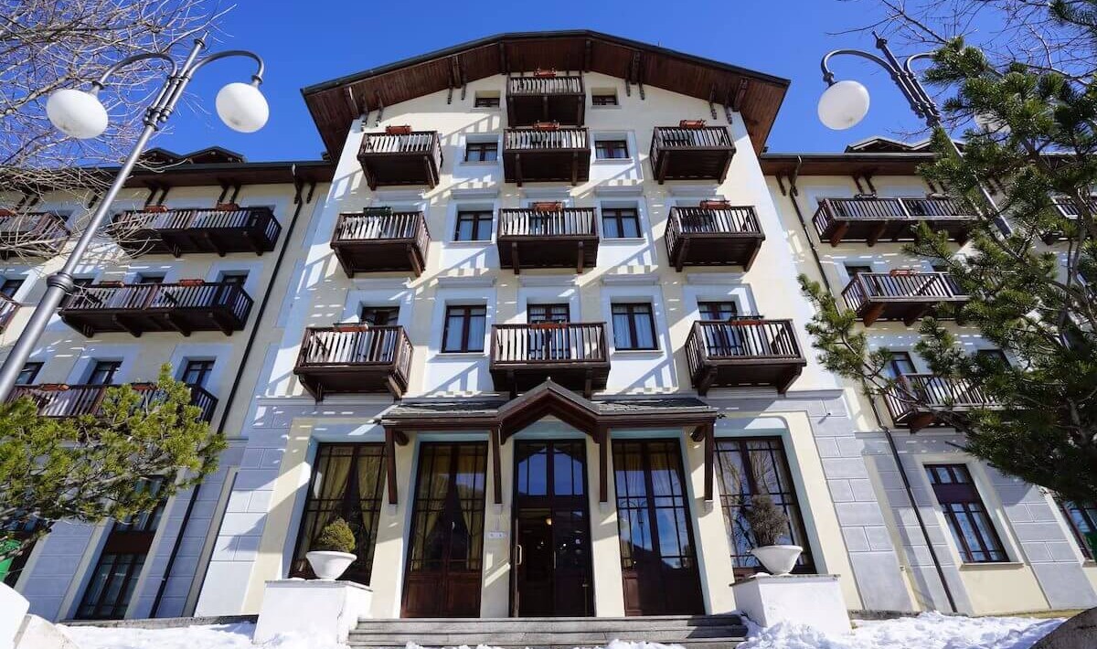 Palace Resort Pontedilegno - view of the entrance of the structure