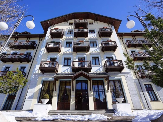 Palace Resort Pontedilegno - view of the entrance of the structure