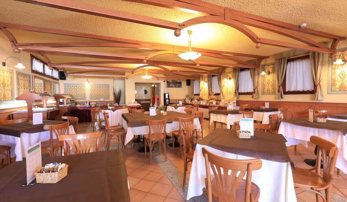 Palace Resort Pontedilegno - Indoor restaurant hall.