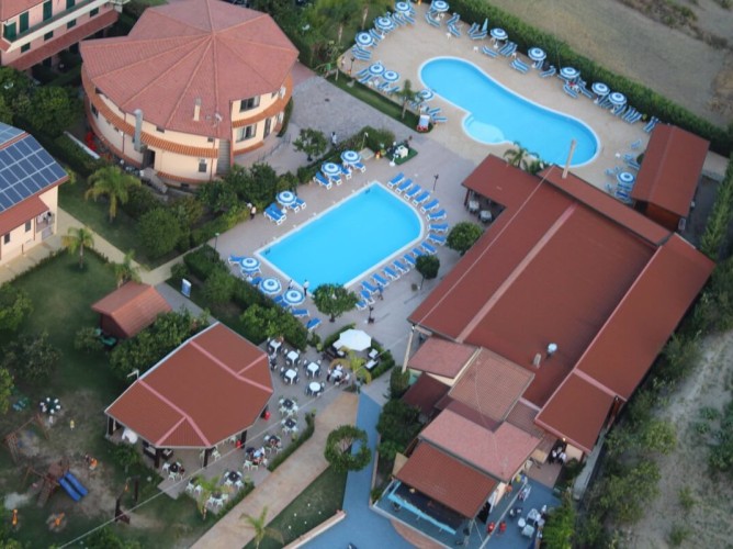 Aquilia Holiday Village Resort - Drone view of the two pools of the facility, one of which is for children