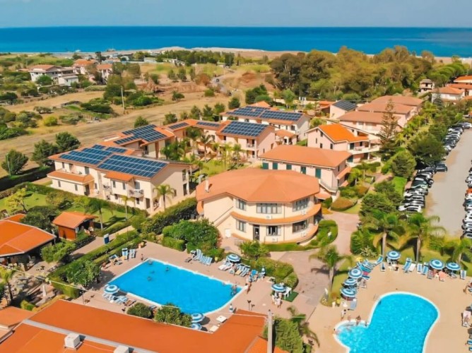 Club Esse Aquilia Beach Village - Aaerial view with details of the pools