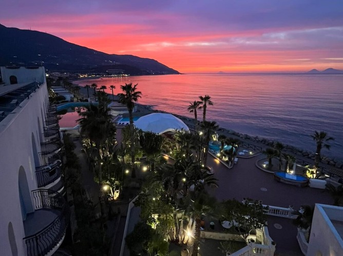 Hotel Club La Playa - Spectacular sunset over Marina di Patti in the province of Messina