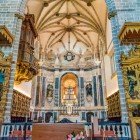 Church of São Francisco, detail of the altar dating back to the 16th century with baroque coverings and wood carvings. The main chapel still preserves significant Renaissance elements, such as the tribunes