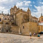 The Sé of Évora is a fortified church with a Gothic layout and is the largest cathedral in Portugal. Inside, a rich treasure is kept in the Museum of Sacred Art, containing pieces of inestimable value