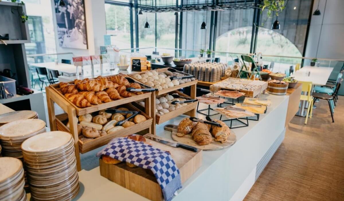 Hotel Casa Amsterdam - Every morning, guests can enjoy a rich buffet breakfast with fresh and delicious options, including local and international products. The buffet offers a variety of dishes, from baked goods to savory items, designed to satisfy every palate