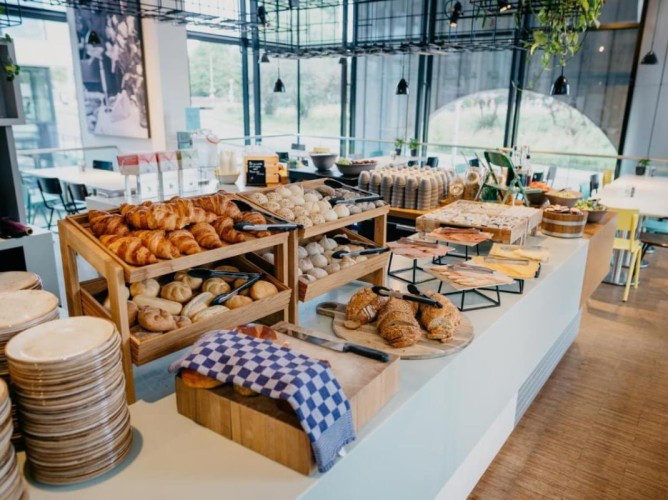 Hotel Casa Amsterdam - Every morning, guests can enjoy a rich buffet breakfast with fresh and delicious options, including local and international products. The buffet offers a variety of dishes, from baked goods to savory items, designed to satisfy every palate