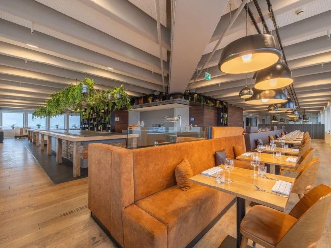 Leonardo Hotel Amsterdam Rembrandtpark - Floor17 Restaurant offers one of the best panoramic views of Amsterdam across the city. Open for breakfast, lunch, and dinner