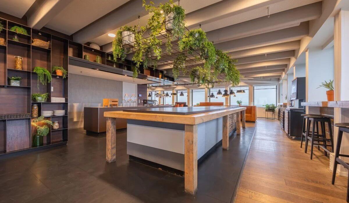 Leonardo Hotel Amsterdam Rembrandtpark - The elegant open kitchen combined with the charming panoramic city view makes Floor17 Restaurant ideal for a long lunch or dinner