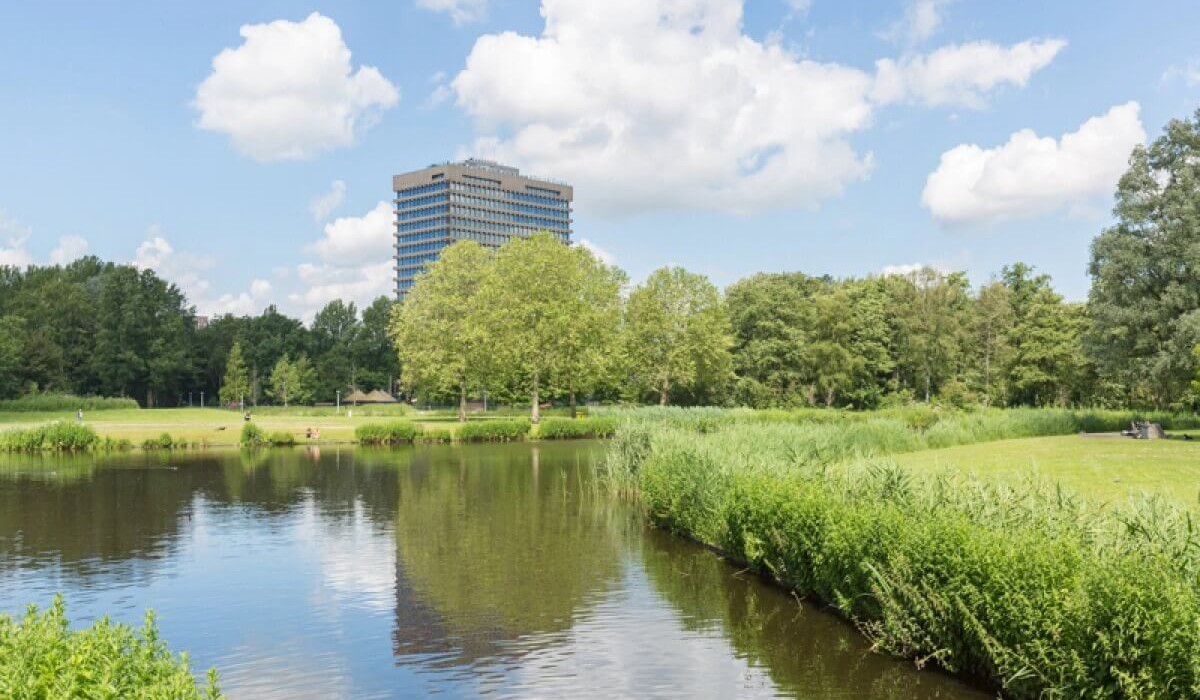 Leonardo Hotel Amsterdam Rembrandtpark - Leonardo Hotel Amsterdam Rembrandtpark view of the exteriors from the pond