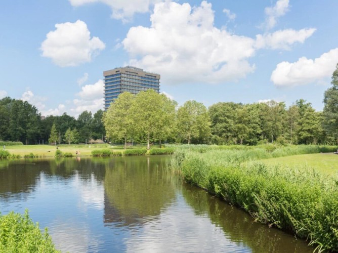 Leonardo Hotel Amsterdam Rembrandtpark - Leonardo Hotel Amsterdam Rembrandtpark view of the exteriors from the pond