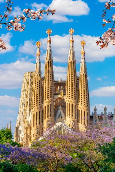 The Sagrada Familia is the representative monument of Barcelona