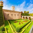 Montjuïc Castle, located on a hill between the city and the sea, is one of the tourists' favorite destinations for its panoramic position