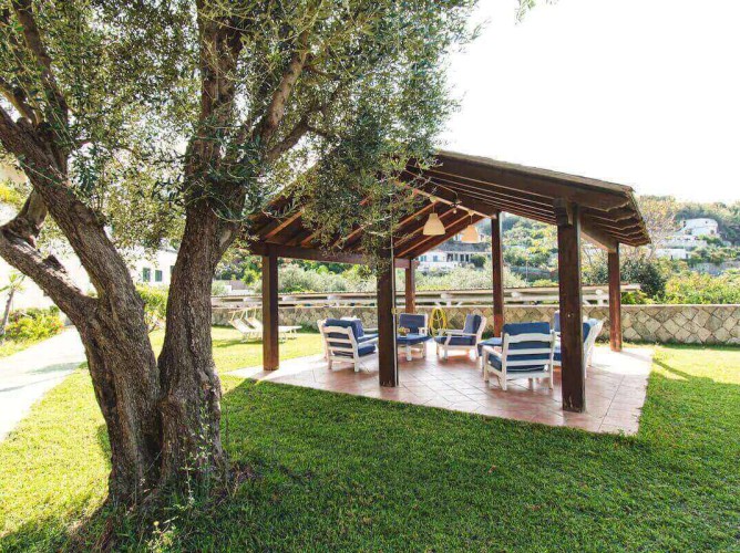 Hotel Park Victoria - Lounge area nestled in the beautiful garden of the hotel