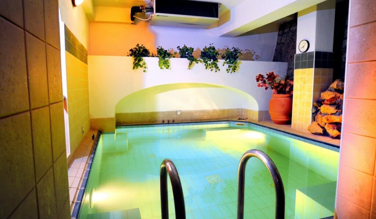 Hotel Park Victoria - Indoor pool with hydromassage, perfect for complete relaxation