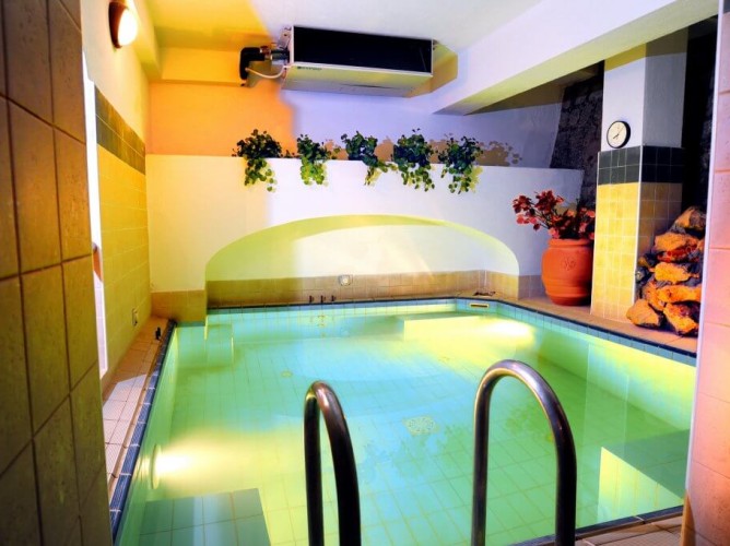 Hotel Park Victoria - Indoor pool with hydromassage, perfect for complete relaxation