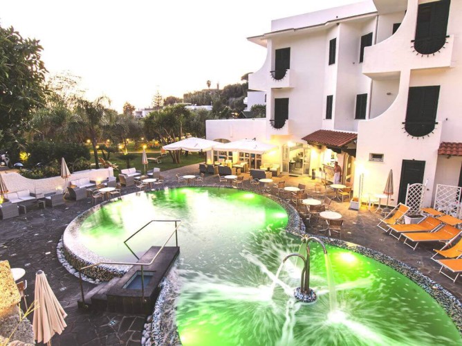 Hotel Park Victoria - Refreshing outdoor pool with lighting, featuring cervical waterfalls and a solarium