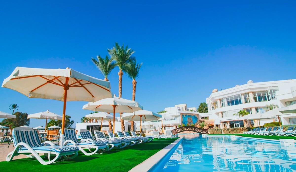 Queen Sharm Resort - Queen Sharm Resort: View of the Bridge and Poolside with Sun Loungers and Umbrellas