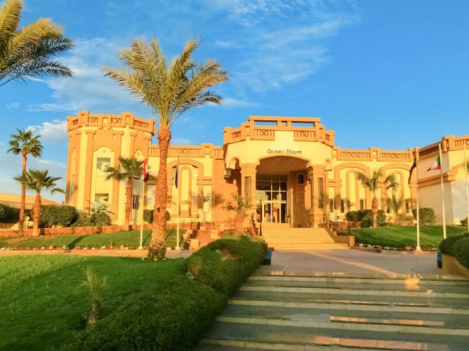 Queen Sharm Resort - Queen Sharm Resort: View of the Avenues and Gardens at the Entrance of the Property