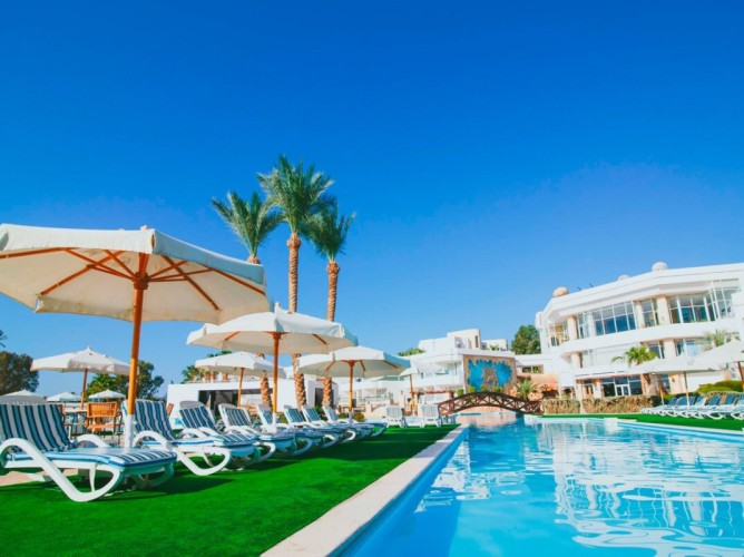 Queen Sharm Resort - Queen Sharm Resort: View of the Bridge and Poolside with Sun Loungers and Umbrellas