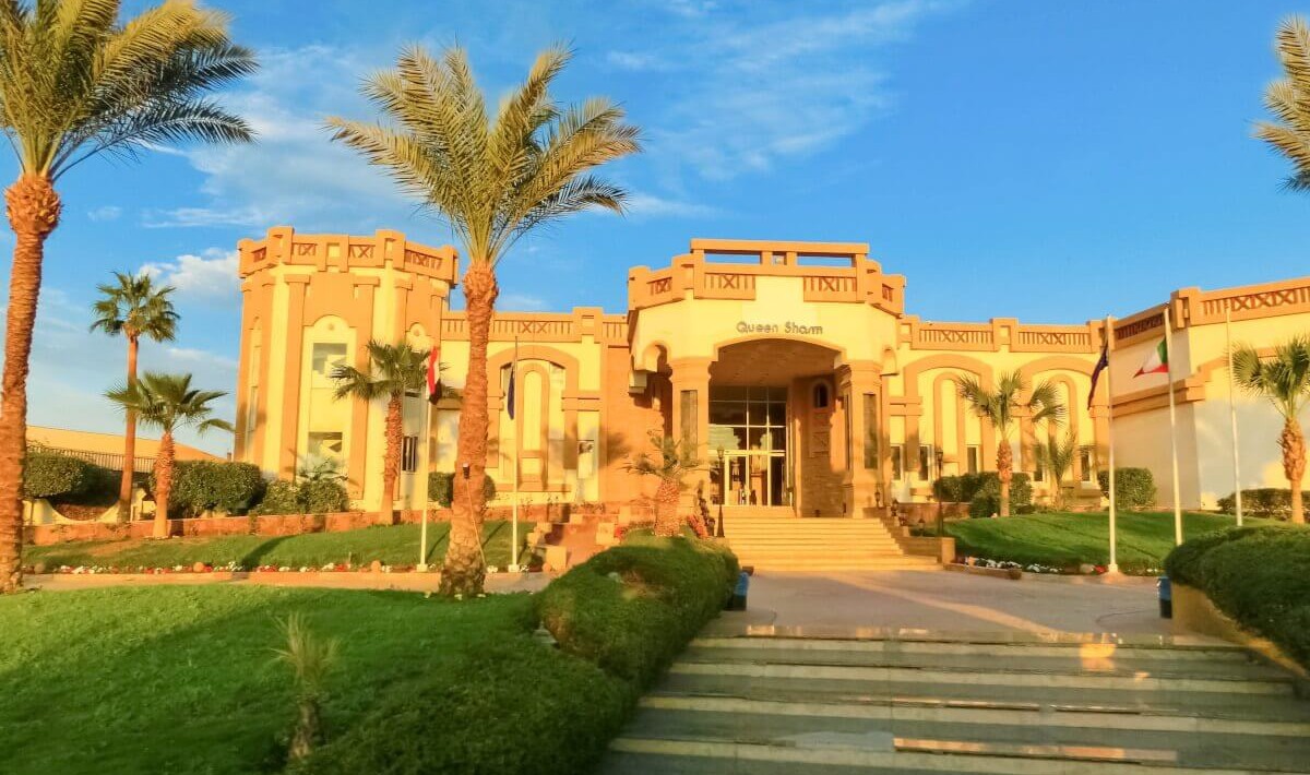 Queen Sharm Resort - Queen Sharm Resort: View of the Avenues and Gardens at the Entrance of the Property