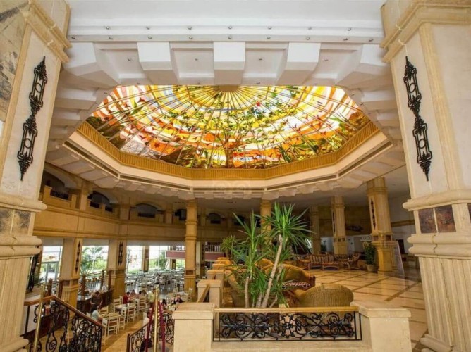 Queen Sharm Resort - Queen Sharm Resort: View of the Restaurant Hall with Details of the Stained Glass Mosaic on the Vaulted Ceiling