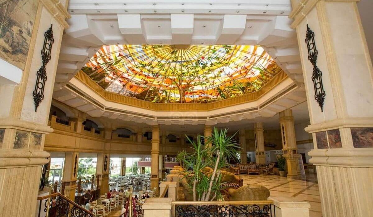 Queen Sharm Resort - Queen Sharm Resort: View of the Restaurant Hall with Details of the Stained Glass Mosaic on the Vaulted Ceiling