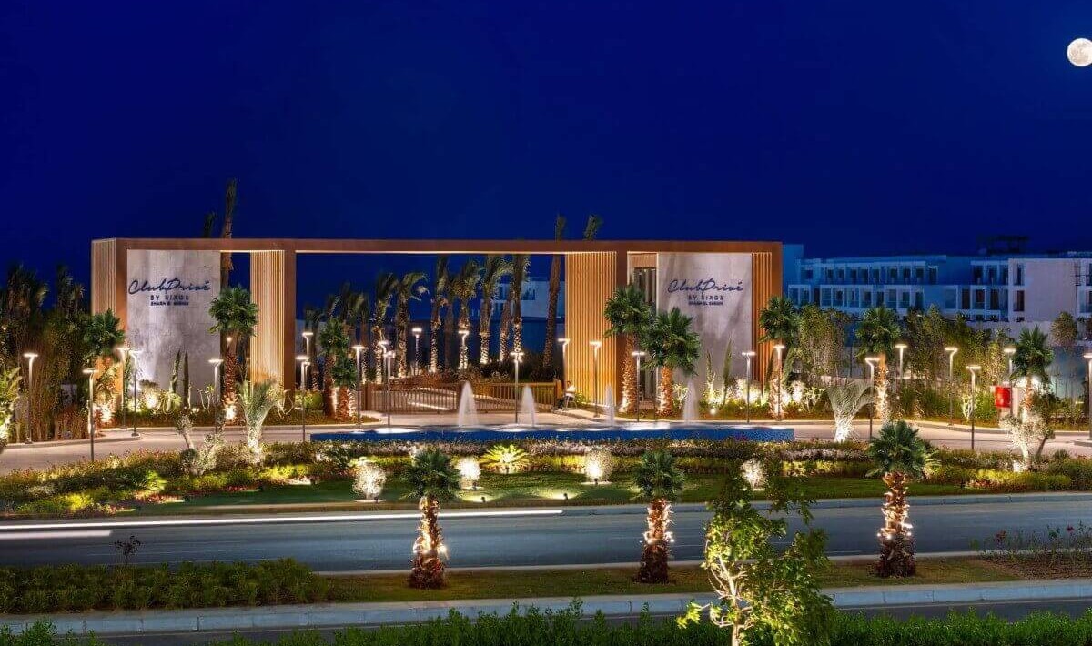 Club Privè by Rixos Sharm El Sheikh - Evening view of the gardens, fountains, and entrance pathways.