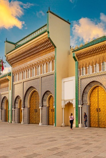 The Royal Palace of Fez, with its golden gates and refined mosaics, is a symbol of the majesty and traditional Moroccan art dating back to the 9th century.